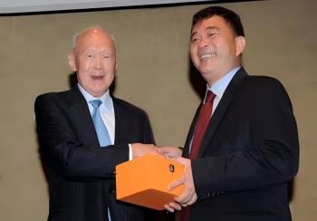 环球视野：蓝伟光见证李光耀的远见之光与务实之路